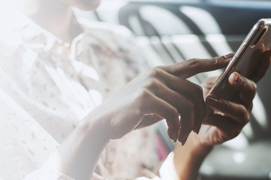 femme utilisant telephone dans voiture
